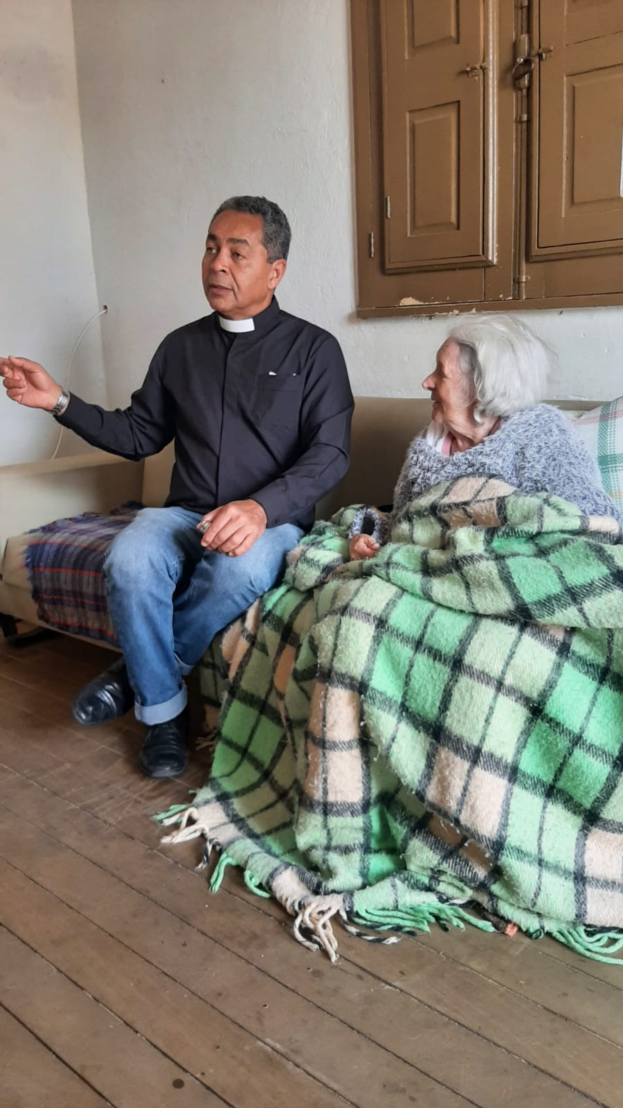 Padre Amauri acolhendo os enfermos
